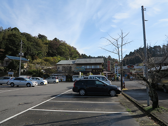 アスファルトの駐車場