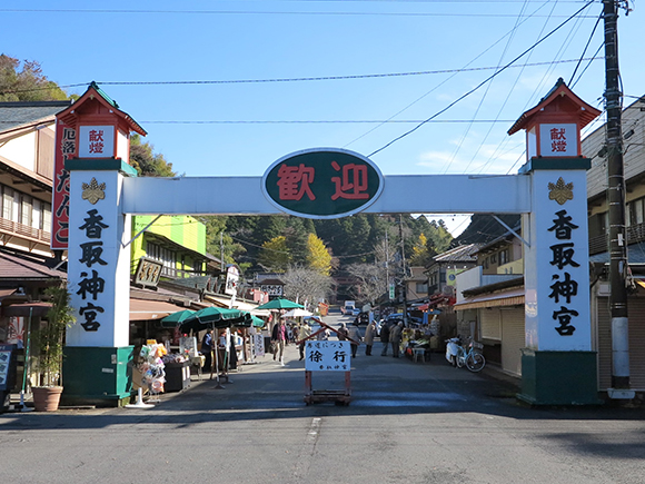 大きな灯篭と参道