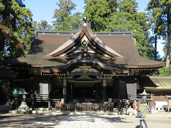 立派な屋根の拝殿