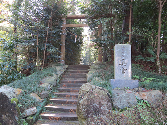 年季を感じる木の鳥居