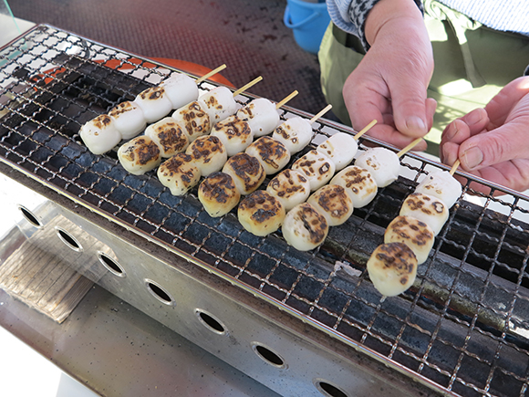 網で団子を焼く人