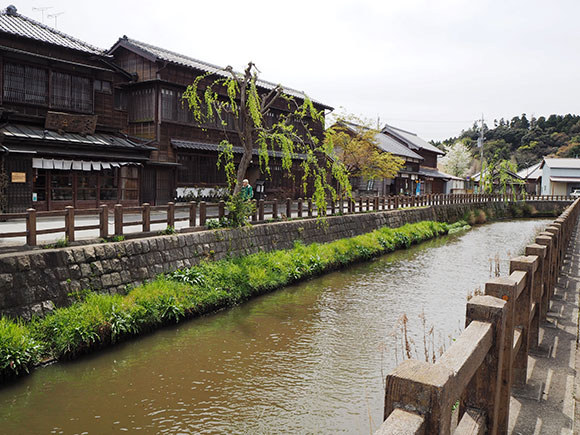 川と古い建物