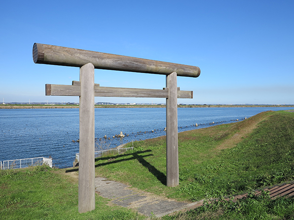 鳥居と海