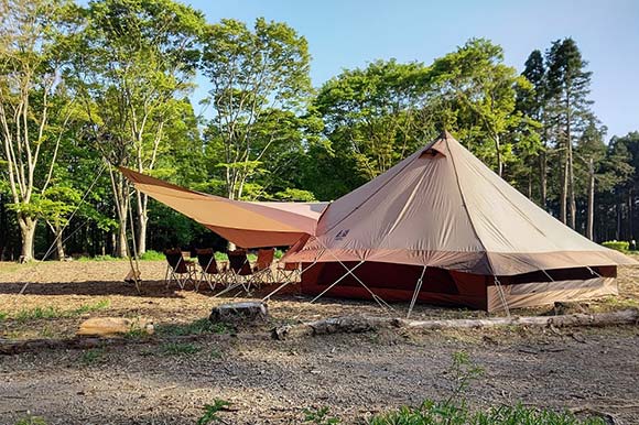キャンプ場に建つテント