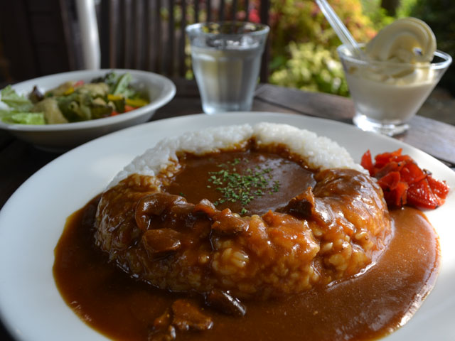 ご飯が丸く盛られたカレー