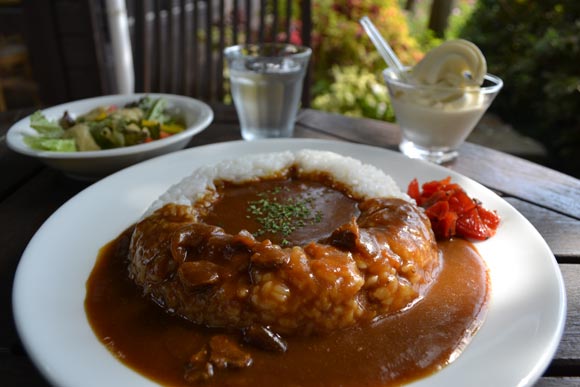 びわカレーとサラダとびわソフト