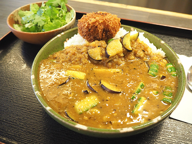 メンチカツがのった野菜カレー