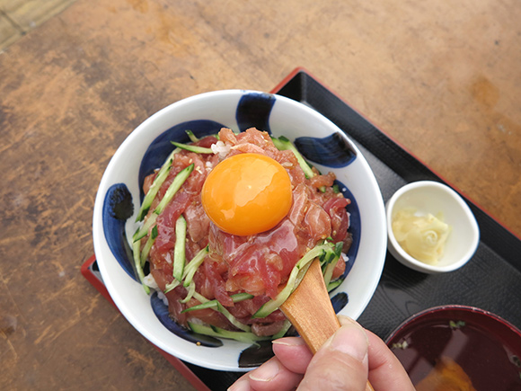 ユッケ丼にのった黄身のアップ