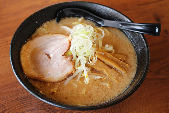 濁ったスープの醤油ラーメン