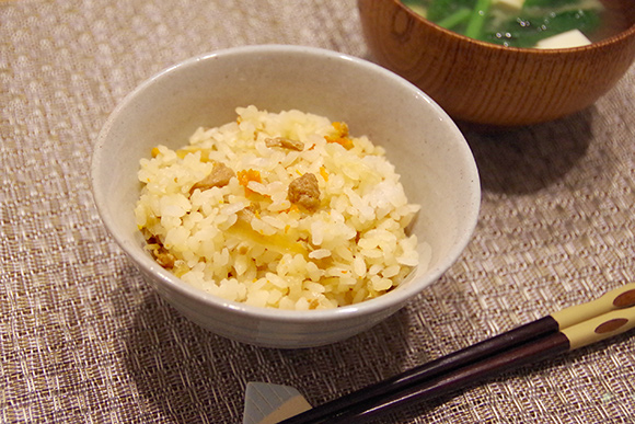 茶碗に盛られたかしわ飯