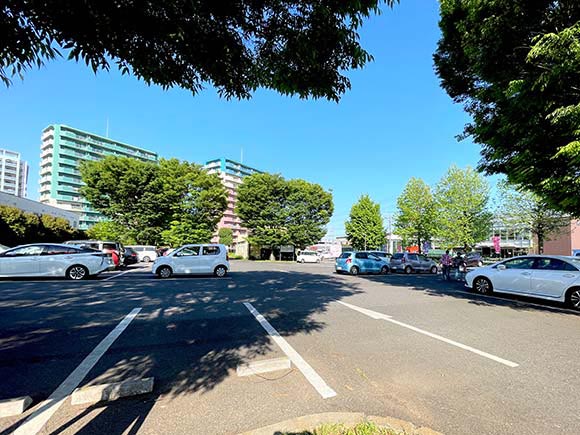 クルマが並んだ駐車場