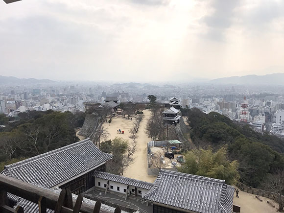 城周辺と現代の町並みが一望