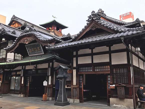 瓦屋根の和風な建造物