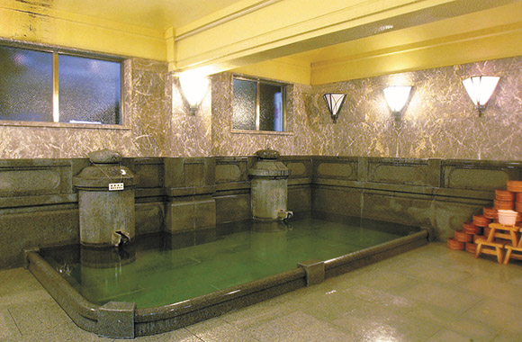高級感のある石造りの浴場