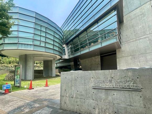 ガラス張りの近代的な建物