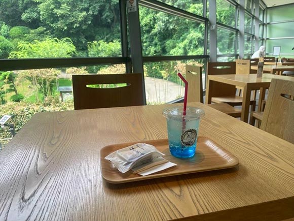 青いソーダとお菓子