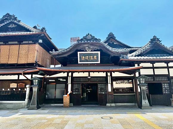 レトロな3階建ての木造建築