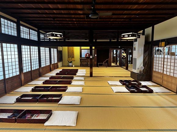 座布団などが並ぶ畳の大広間