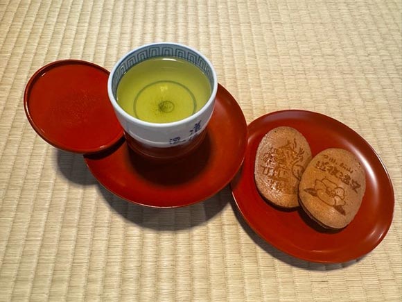 緑茶と楕円の形をしたお煎餅
