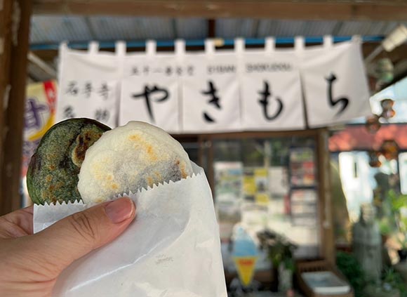 袋に入った緑と白のお餅