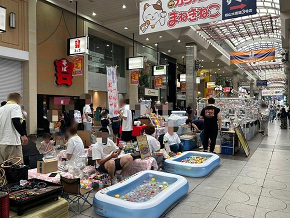 出店が並ぶ通り