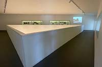 三角の形をした展示室