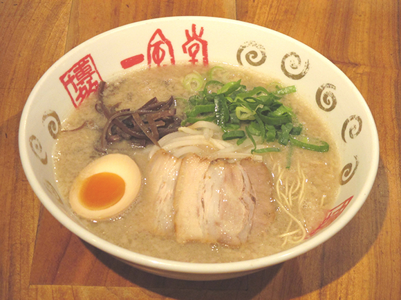 具が乗ったとんこつラーメン