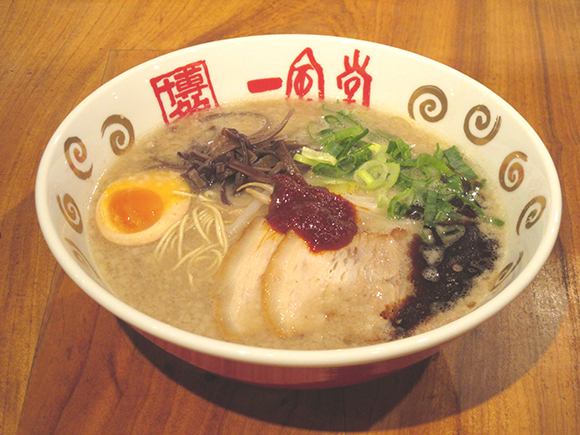 赤い味噌がのったラーメン