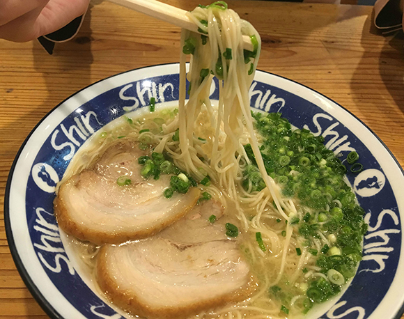 持ち上げられた細い麺