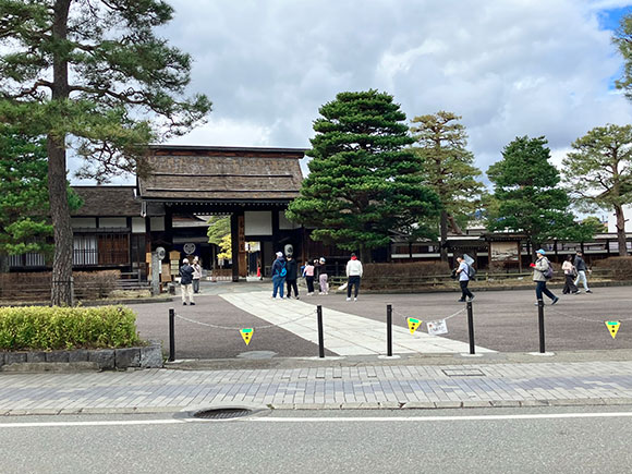 高山陣屋の広場と表門