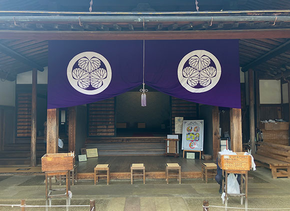 紫色の大きな幕