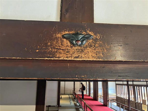 長押につけられた黒い金具