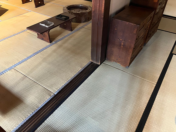 異なる畳の縁が隣り合う場所