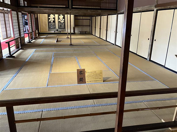 家具などが置かれていない広い畳の間