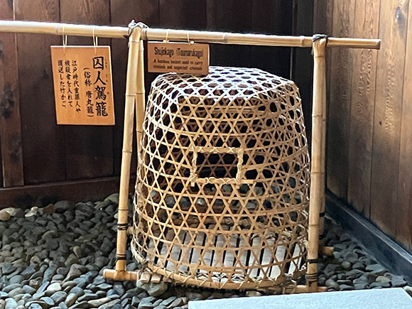 目の荒い大きな籠