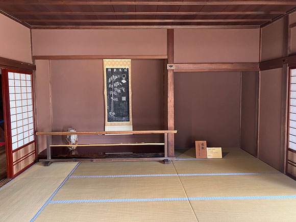 赤い壁に囲まれた和室