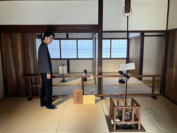 女中部屋に佇む男性