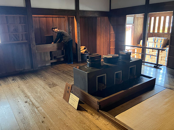 炊事をするポーズの男性