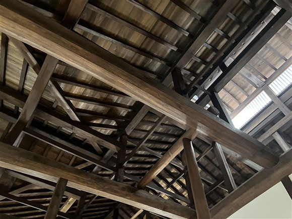梁がむき出しになっている天井