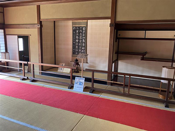 赤い毛氈と床の間のある部屋