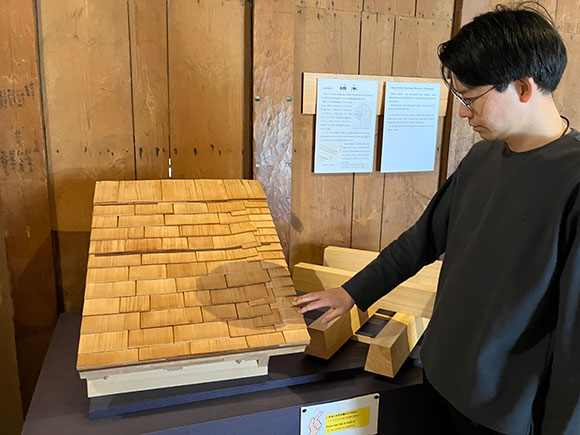 模型をさわる男性