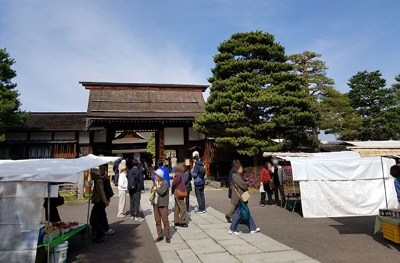 広場に並ぶテントの数々
