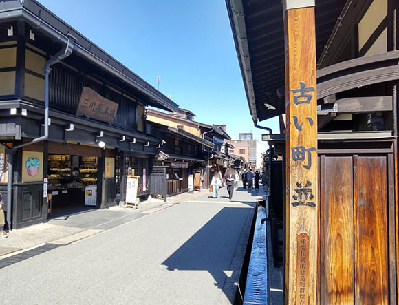 古い建物が並ぶ通り