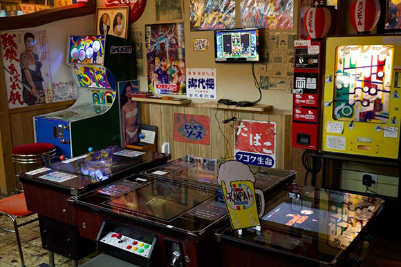 昭和の遊具や看板がある店内