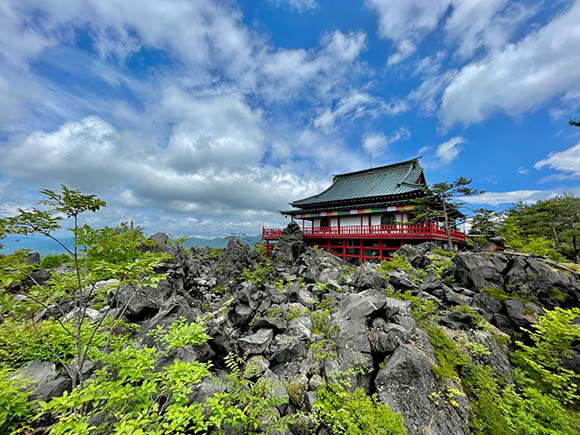 たくさんの岩に囲まれた建物