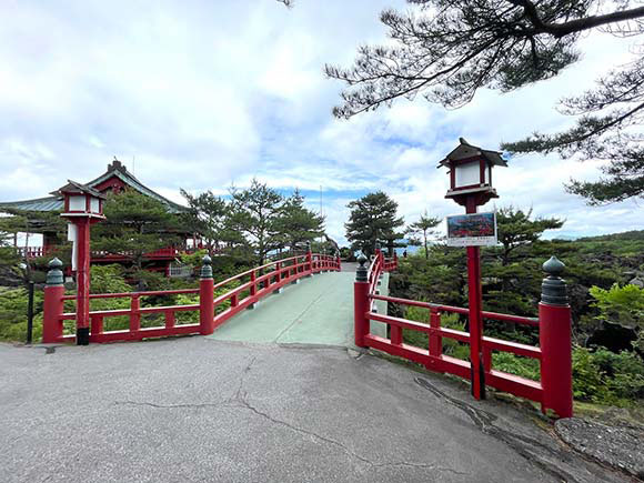 朱塗りのきれいな橋