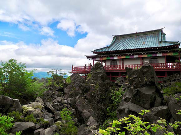 たくさんの岩に囲まれた建物