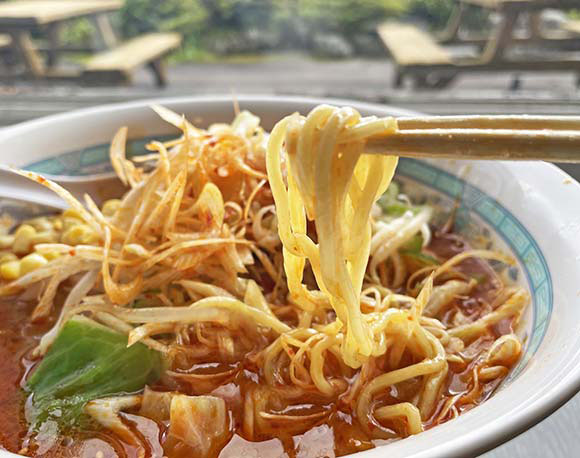 ラーメンの麺を掴む箸