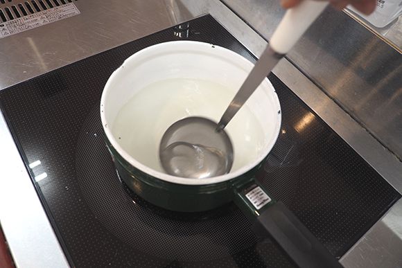 ホーロー鍋と透明な液体