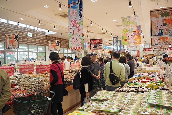 商品がたくさん並ぶ売り場